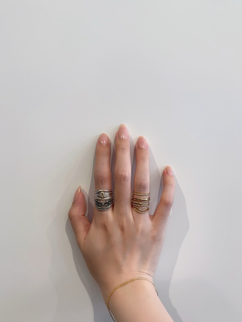 その他のリング、ゴールド系のブレスレット、シルバー系のリングを着用したレディースの夏コーディネートの2枚目の写真