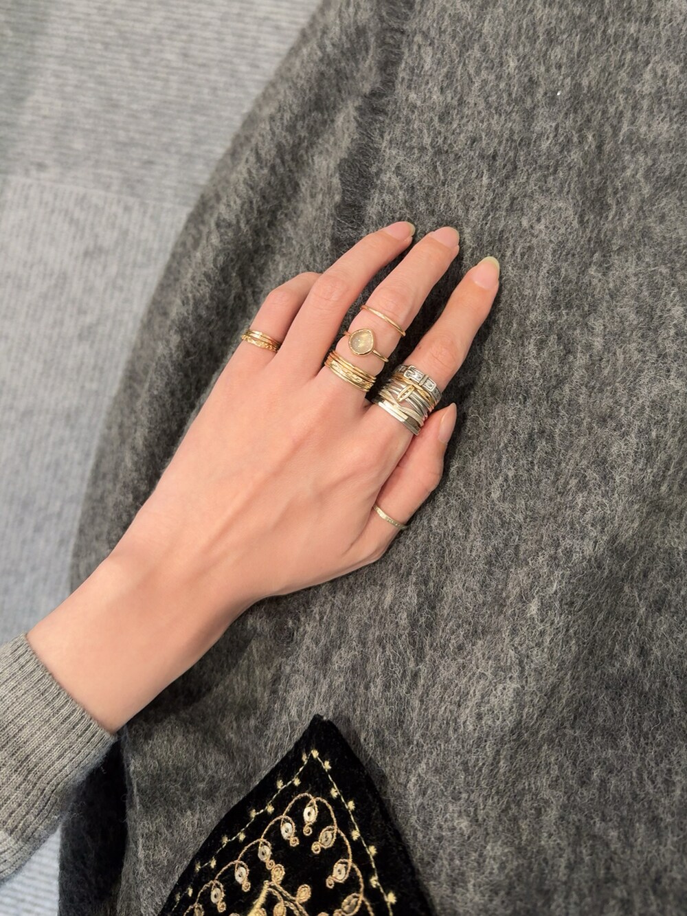 「アガット(agete)、agete、リンクコーデ、リング重ね付け、ゴールドアクセ、ゴールドリング、シルバーアクセサリー、シルバー、シルバーリング、ラブラドライト」｜「ageteのK10リング（シャンパンホワイトゴールド）（リング、ゴールド系）」を使った、ぺりさん（レディース・165cm）の冬コーディネートの2枚目の写真