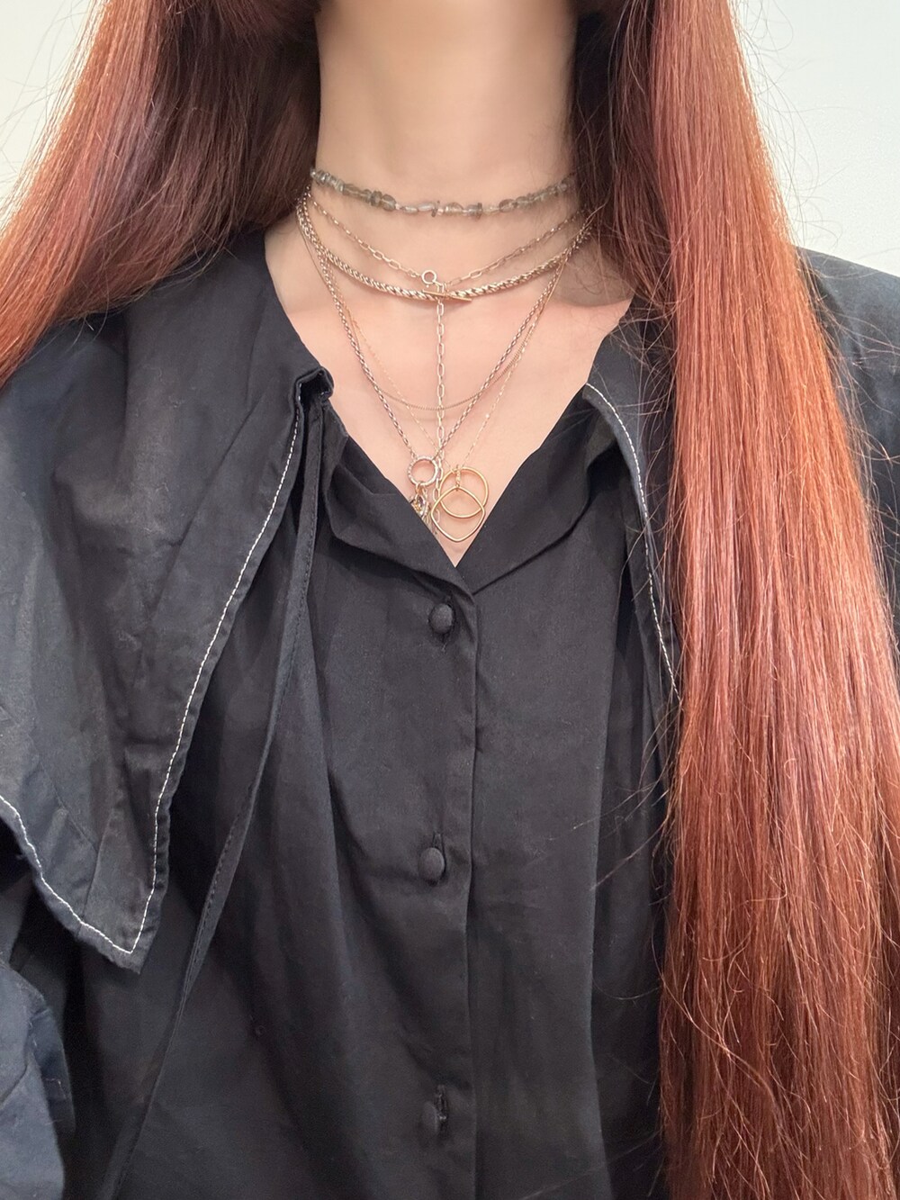 「ワントーンコーデ、アガット(agete)、ブラック、ブラックコーデ、黒コーデ、ZARA、ZARAコーデ、ネックレス、ネックレス重ね付け、シルバーアクセサリー、シルバー、シルバーネックレス、ゴールドアクセ、ゴールドネックレス、ゴールドアクセサリー」｜「ageteのシルバーラブラドライトネックレス（ネックレス、グレー系）」を使った、ぺりさん（レディース・165cm）の春コーディネートの3枚目の写真