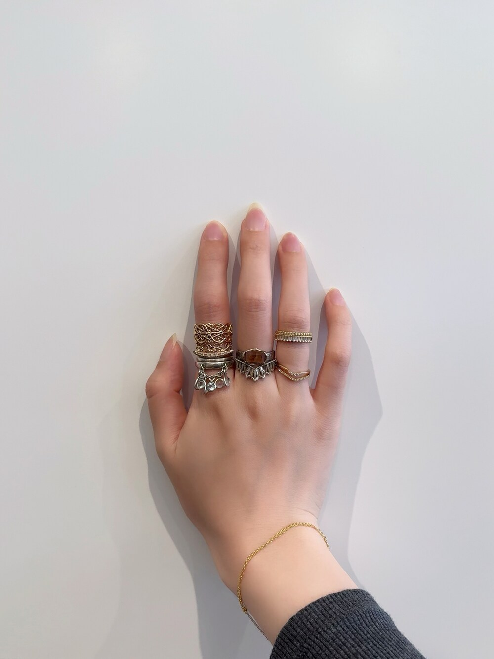 「アガット(agete)、リング、リング重ね付け、シルバーアクセサリー、シルバー、シルバーリング、シルバーアクセ、ゴールドアクセ、ゴールド、ゴールドアクセサリー、ゴールドリング、ブレスレット」｜「ageteのK5／シルバーダイヤモンドリング（リング、その他）」を使った、ぺりさん（レディース・165cm）の春コーディネートの2枚目の写真