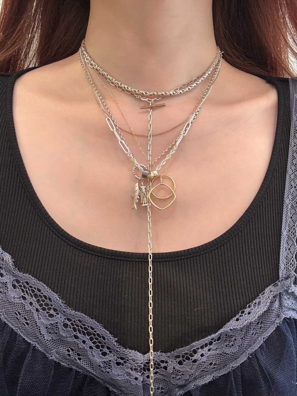 シルバー系のネックレス、シルバー系のネックレス、ゴールド系のリングを着用したレディースの春コーディネートの4枚目の写真