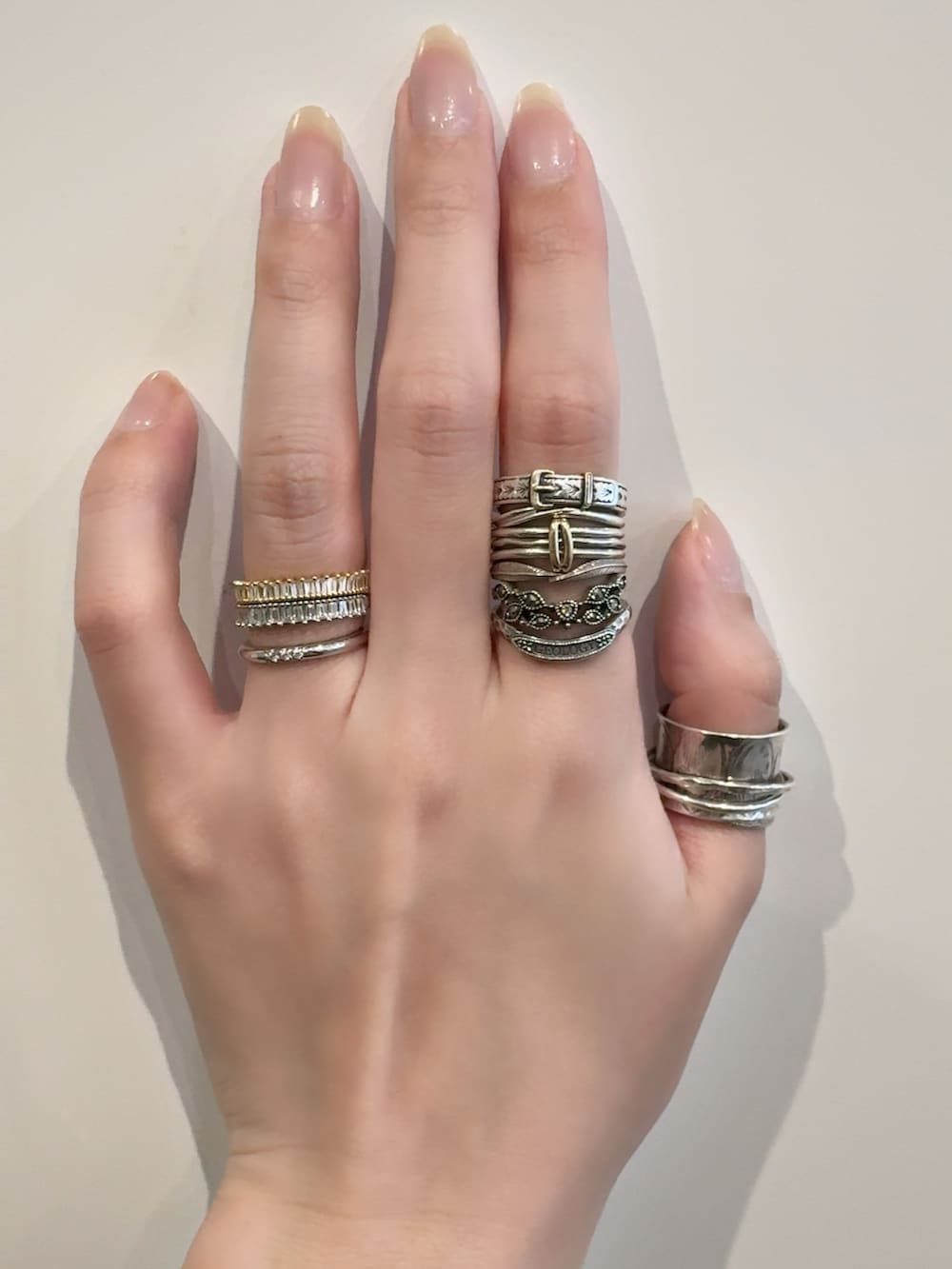 その他のリング、シルバー系のリング、シルバー系のリングを着用したレディースの春コーディネートの4枚目の写真