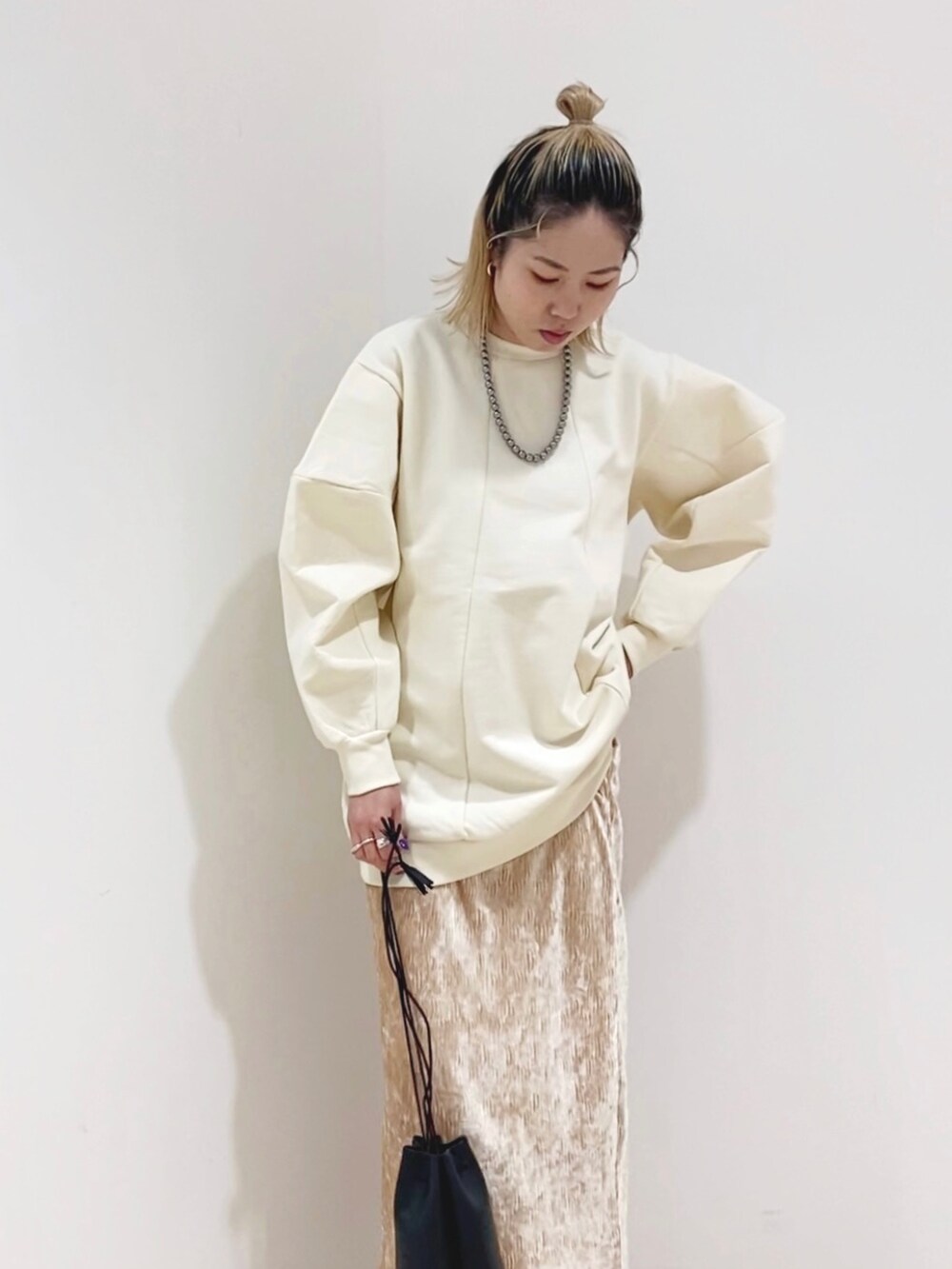 「シンプルコーデ、ワントーンコーデ、KBF、スウェット、ベロアスカート、タイトスカート、パールネックレス、巾着バッグ、ミニバッグ、パンプス、淡色コーデ、大人コーデ、私の推しブランド、袖ボリューム、オトナカジュアル」｜「KBFのカガリステッチ巾着BAG（ショルダーバッグ、ブラック系）」を使った、しもむーさん（レディース・167cm）の冬コーディネートの2枚目の写真