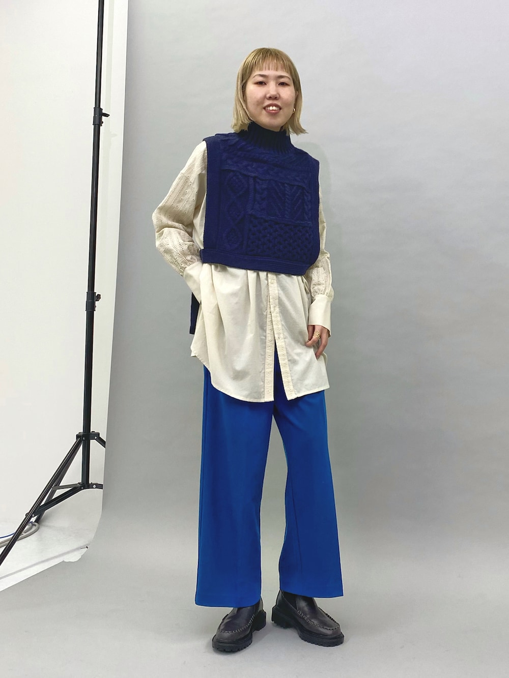 「ニット、ブラウス、ブーツ、カラーパンツ、KBF、スラックス、ケーブルニット、ベスト、レース、レイヤードスタイル、サイドゴアブーツ、パンツスタイル、秋服、秋コーデ、袖ボリューム」｜「KBFのサイドゴアブーツ（ブーツ、グレー系）」を使った、しもむーさん（レディース・167cm）の秋コーディネートの2枚目の写真