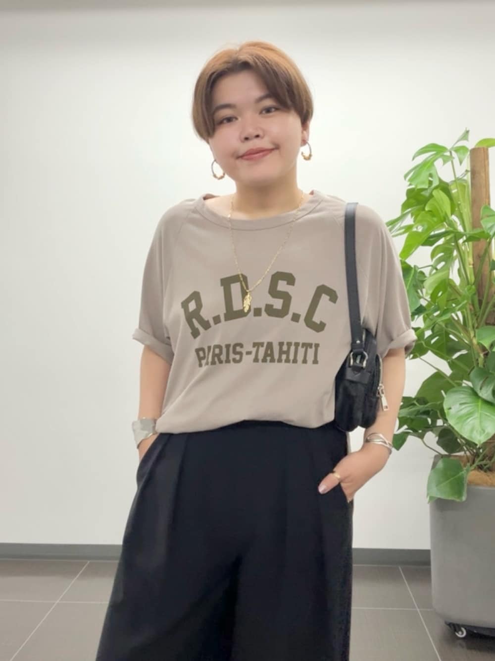 ブラウン系のTシャツ/カットソー、ブラック系のスラックスを着用したレディースの夏コーディネートの4枚目の写真