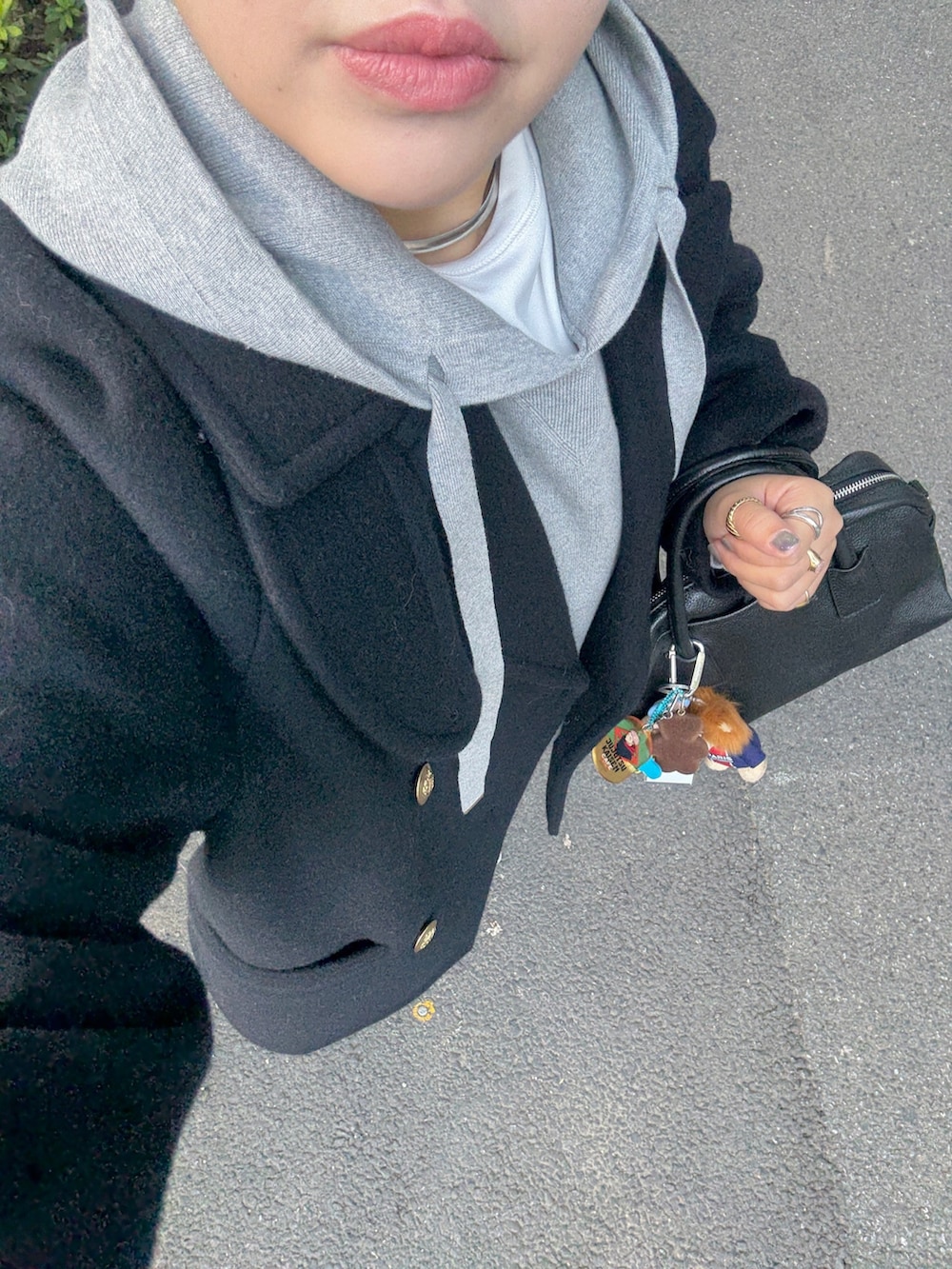 ブルー系のピーコート、ホワイト系のTシャツ/カットソー、ブラック系のスカートを着用したレディースの秋コーディネートの4枚目の写真