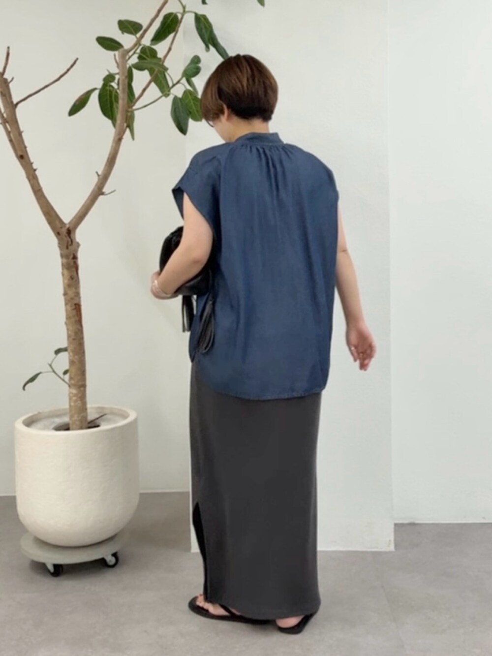 ブルー系のシャツ/ブラウス、グレー系のワンピース、ブラック系のショルダーバッグを着用したレディースの夏コーディネートの3枚目の写真