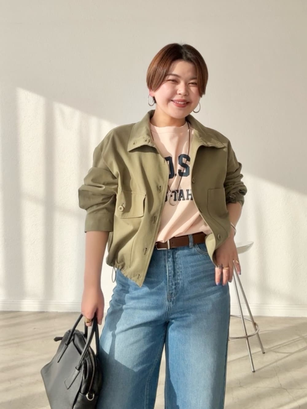 ピンク系のTシャツ/カットソー、ブルー系のデニムパンツ、グリーン系のシャツ/ブラウスを着用したレディースの春コーディネートの3枚目の写真