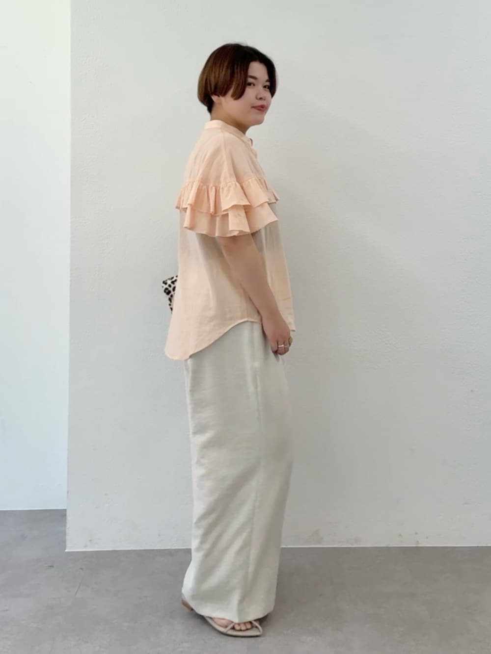 ピンク系のシャツ/ブラウス、ベージュ系のその他パンツ、ベージュ系のトートバッグを着用したレディースの春コーディネートの2枚目の写真