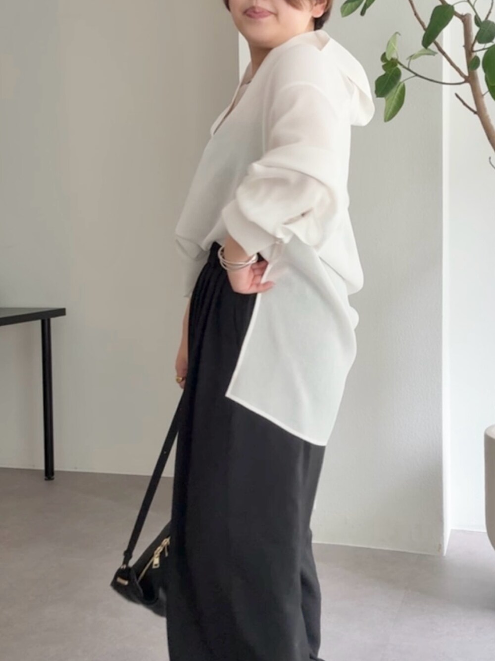 ホワイト系のシャツ/ブラウス、ブラック系のその他パンツ、ブラック系のショルダーバッグを着用したレディースの春コーディネートの5枚目の写真