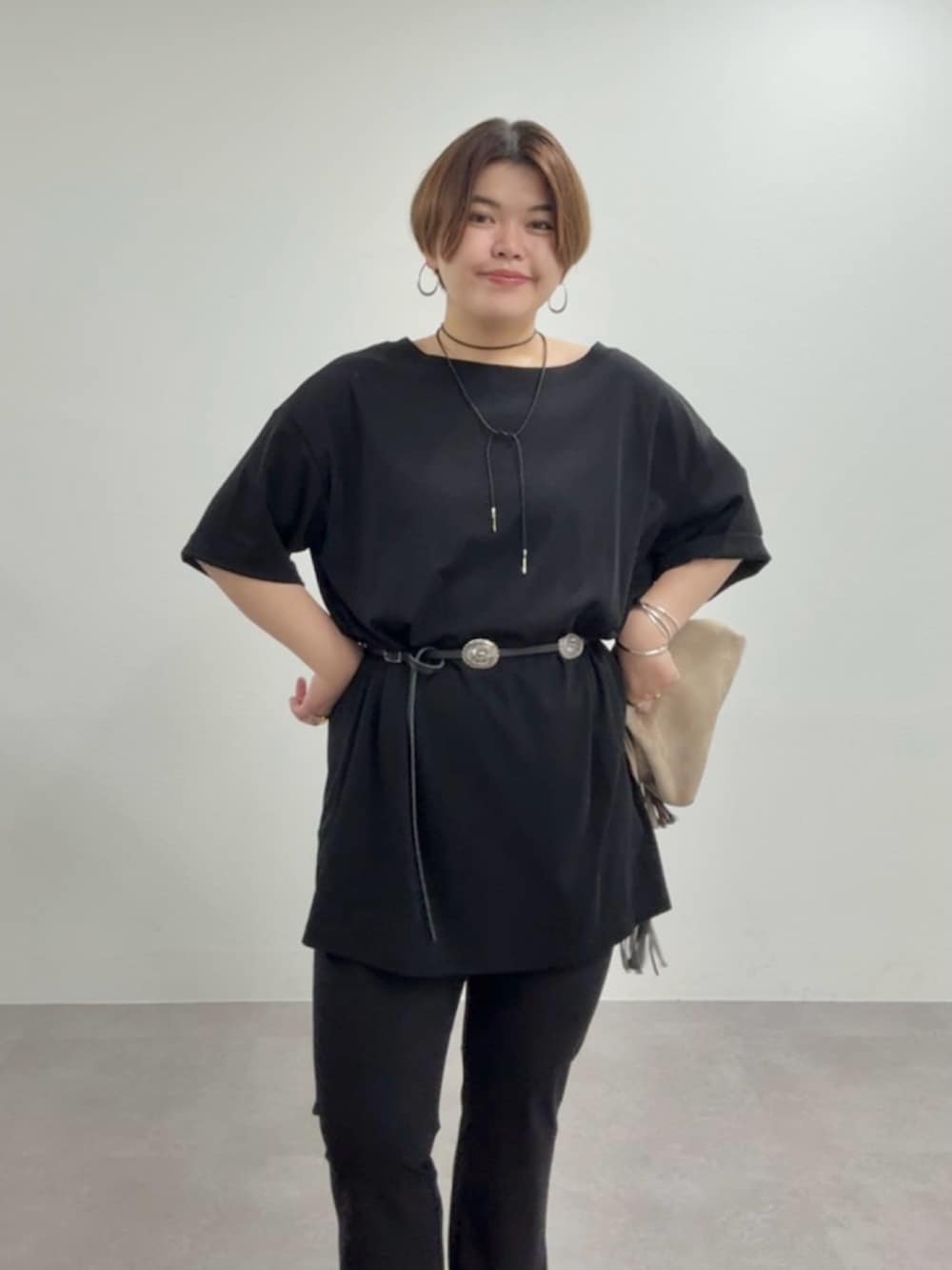 ブラック系のTシャツ/カットソー、ベージュ系のショルダーバッグ、ブラック系のその他パンツを着用したレディースの夏コーディネートの4枚目の写真