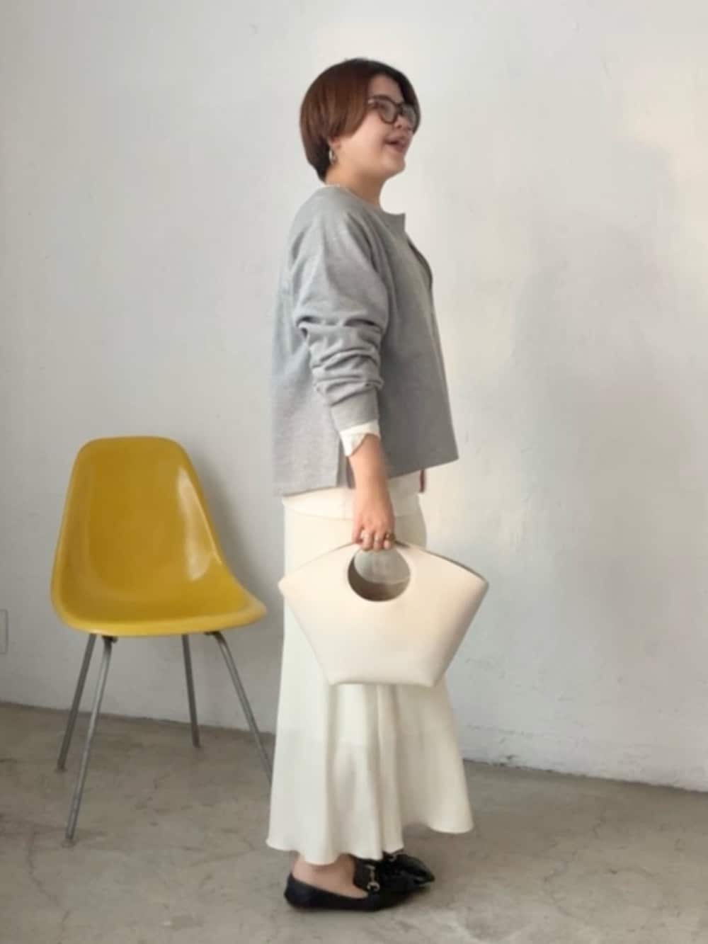 グレー系のスウェット、ホワイト系のTシャツ/カットソー、ホワイト系のスカートを着用したレディースの冬コーディネートの2枚目の写真