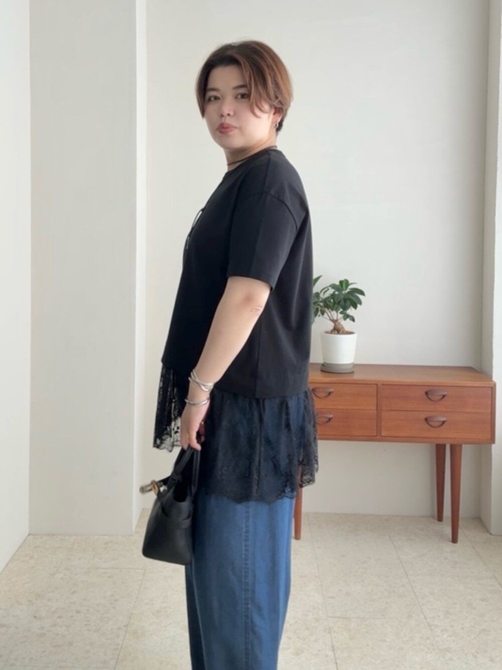 ブラック系のTシャツ/カットソー、ブルー系のデニムパンツを着用したレディースの夏コーディネートの5枚目の写真