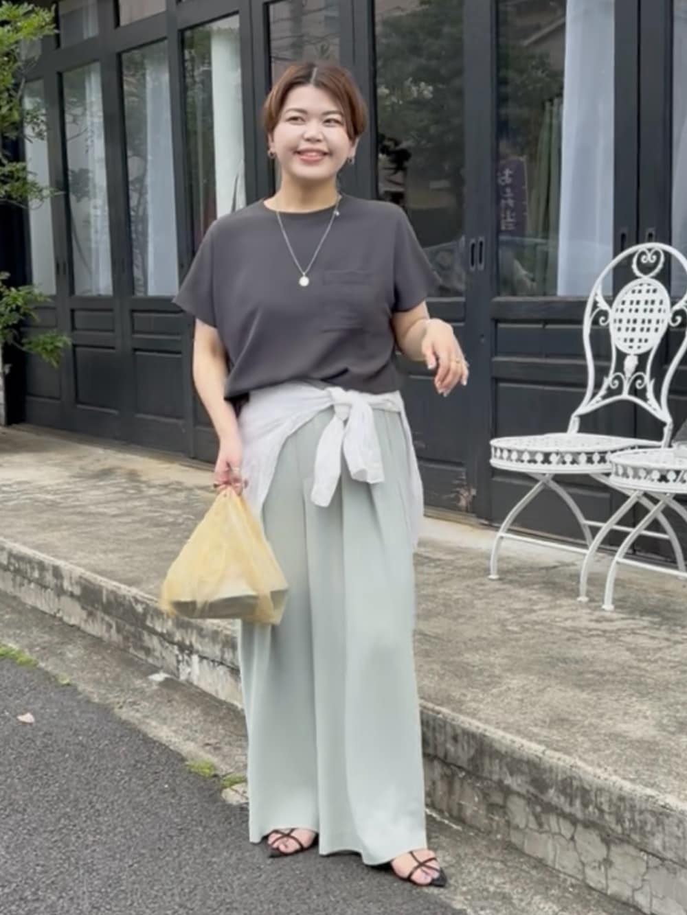 「夏、夏コーデ、ブラウス、ブラウスコーデ、シャツ、シャツスタイル、シャツコーデ、パンツ、パンツスタイル、パンツコーデ、30代コーデ、30代、30代ファッション、アラサー、アラサーコーデ」｜「RIVE DROITEのテレコ切替ジョーゼットブラウス（シャツ/ブラウス、グレー系）」を使った、asuka.kさん（レディース・161cm）の夏コーディネートの3枚目の写真