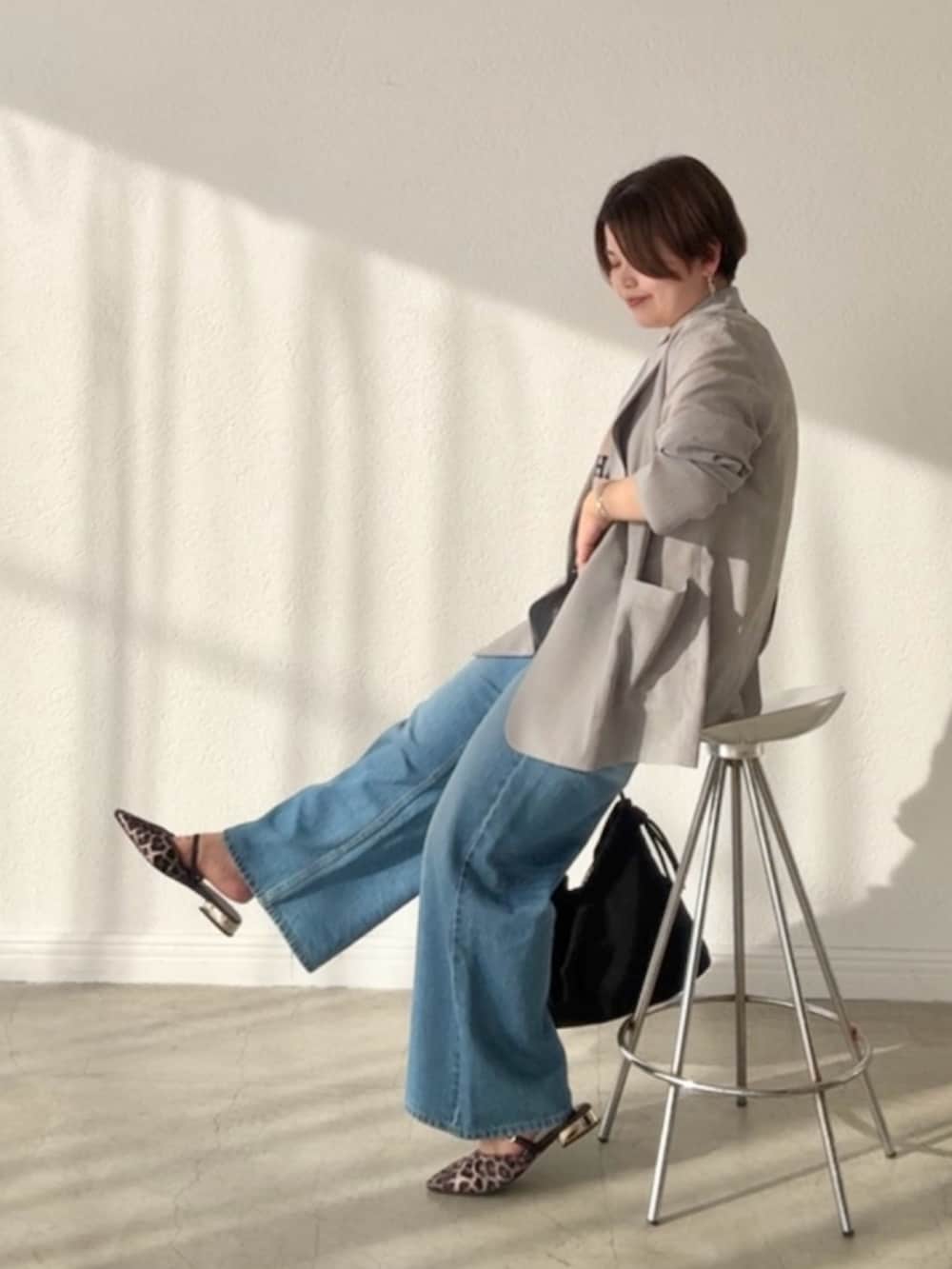 ブルー系のデニムパンツ、ピンク系のTシャツ/カットソー、グレー系のテーラードジャケットを着用したレディースの春コーディネートの2枚目の写真