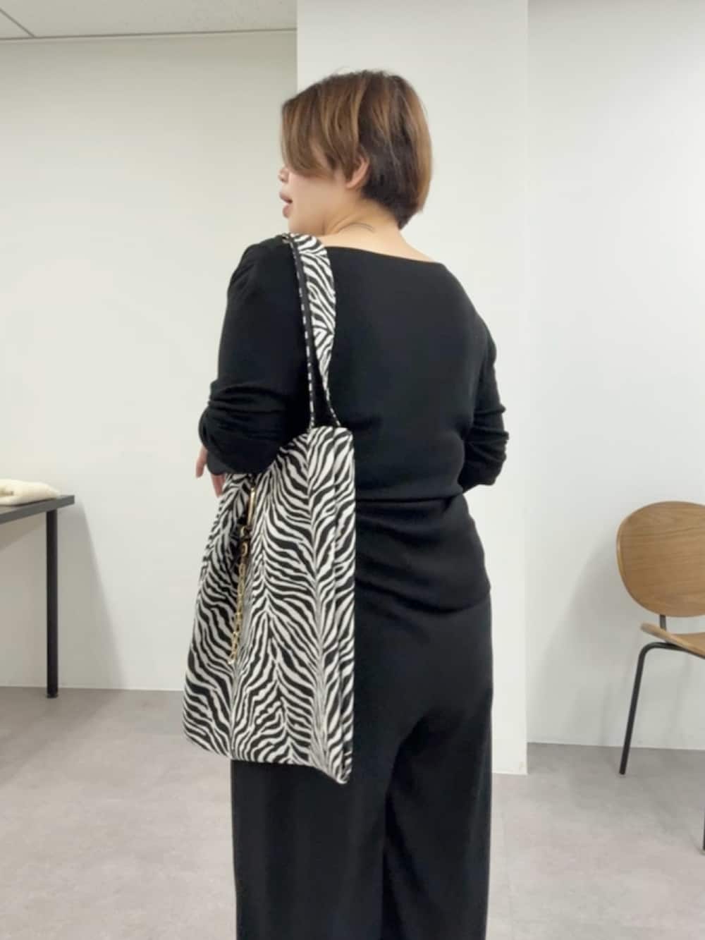 ブラック系のTシャツ/カットソー、ブラック系のスラックスを着用したレディースの春コーディネートの4枚目の写真