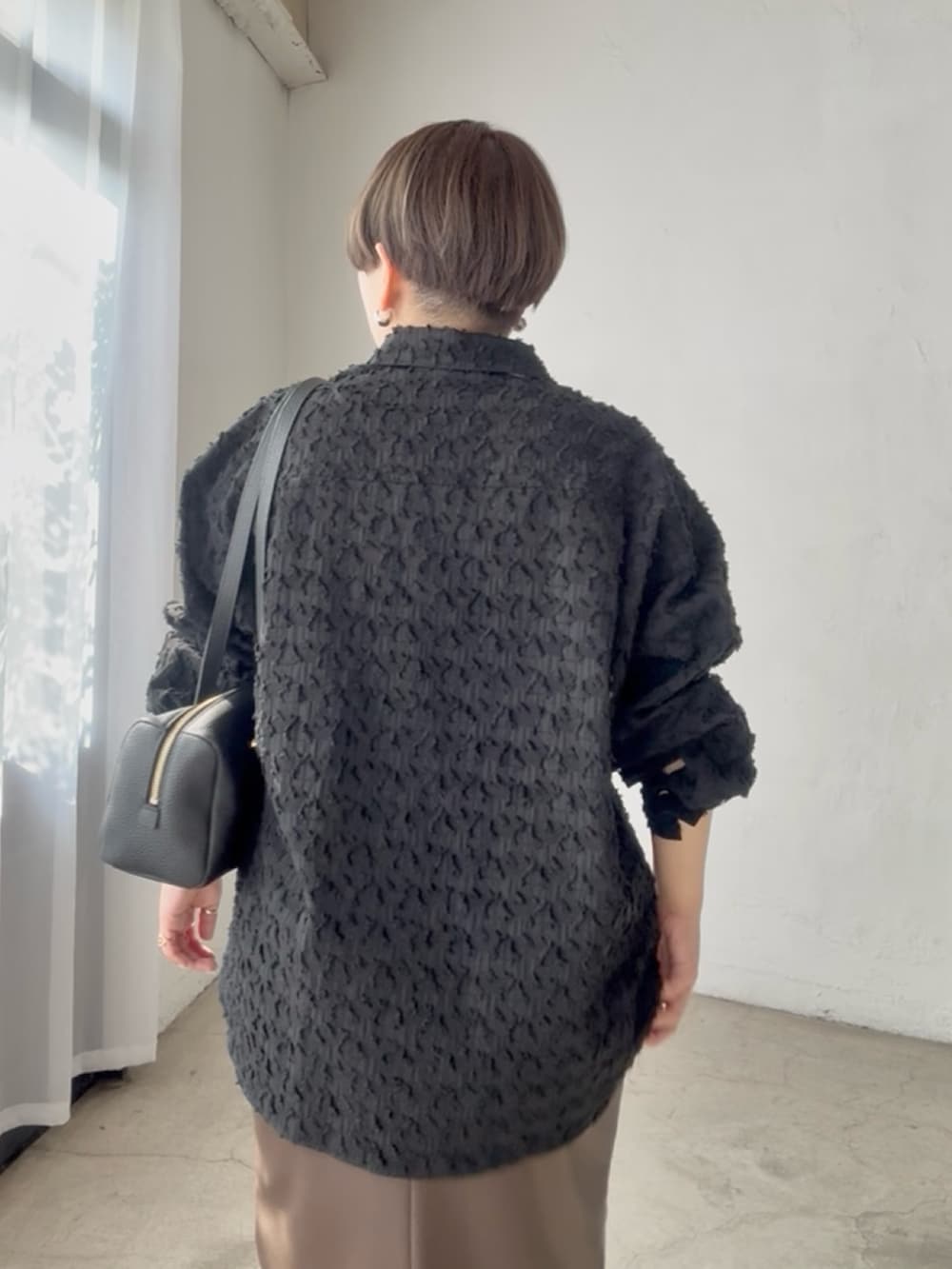 「シャツ、シャツスタイル、シャツコーデ、スカート、スカートスタイル、スカートコーデ、レザースカート、30代コーデ、30代ファッション、30代、アラサー、アラサーコーデ、アラフォー、アラフォーコーデ、きれいめカジュアル」｜「RIVE DROITEの予約【着映え◎】カットジャカードシャツ（シャツ/ブラウス、ブラック系）」を使った、asuka.kさん（レディース・161cm）の夏コーディネートの7枚目の写真