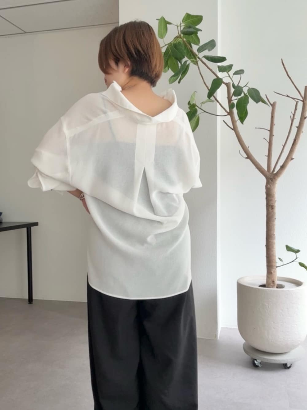 ホワイト系のシャツ/ブラウス、ブラック系のその他パンツ、ブラック系のショルダーバッグを着用したレディースの春コーディネートの6枚目の写真