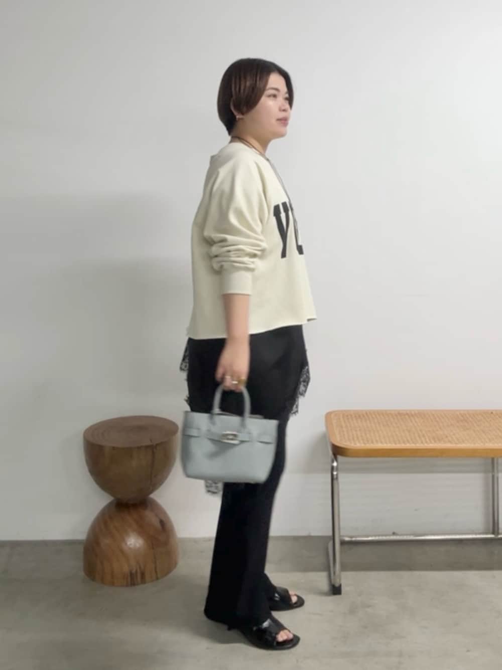 ホワイト系のスウェット、ブラック系のキャミソール、ブラック系のその他パンツを着用したレディースの春コーディネートの2枚目の写真