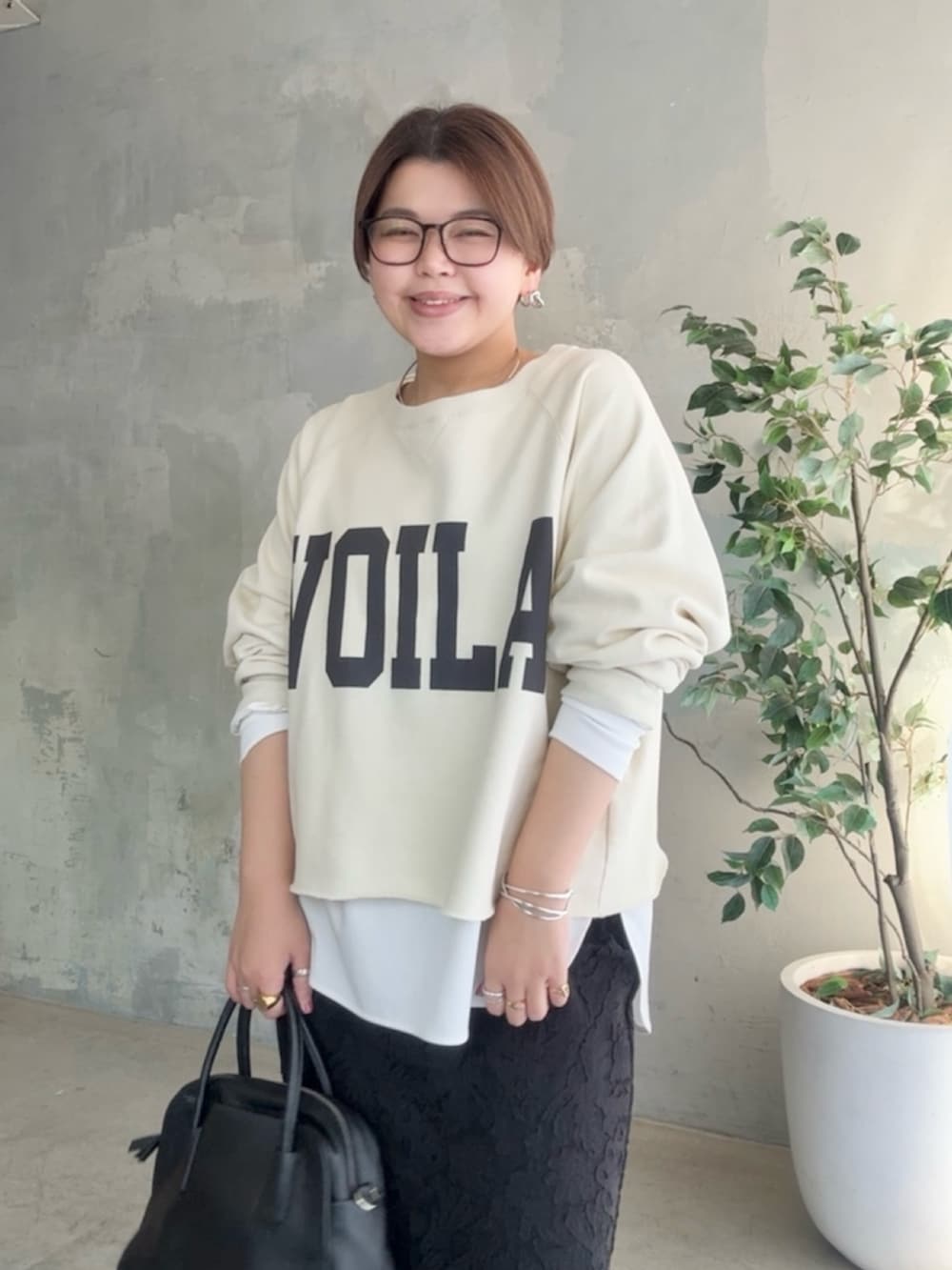 ホワイト系のスウェット、ホワイト系のTシャツ/カットソー、ブラック系のスカートを着用したレディースの冬コーディネートの4枚目の写真