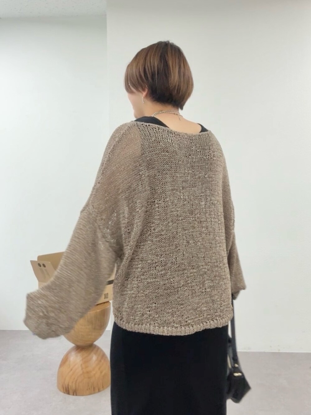 ブラウン系のニット/セーター、ブラック系のワンピースを着用したレディースの冬コーディネートの5枚目の写真