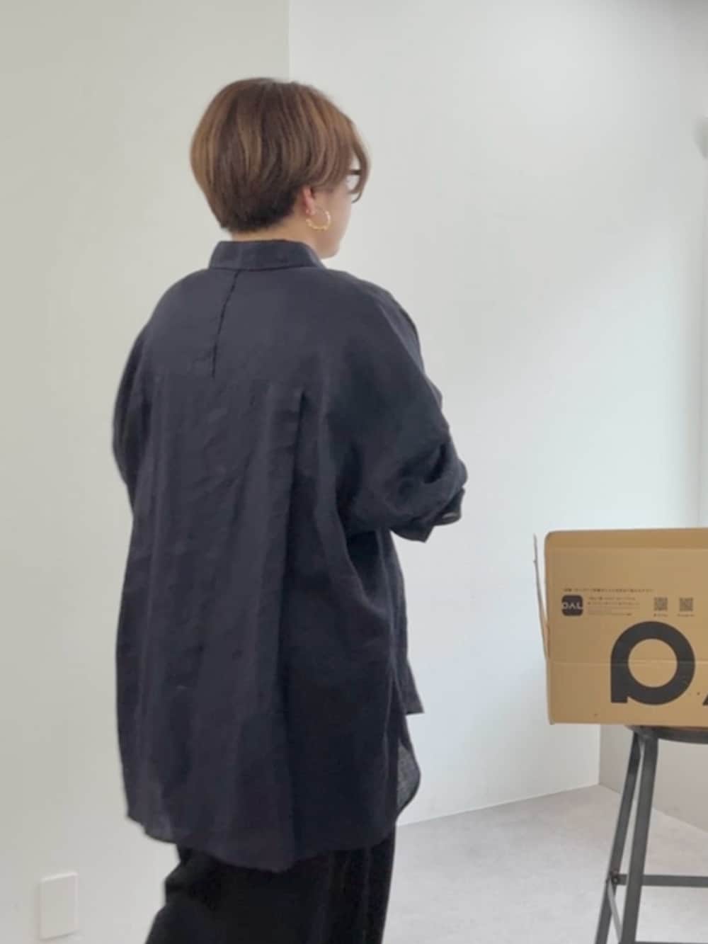 ブルー系のシャツ/ブラウス、ブラック系のワンピースを着用したレディースの夏コーディネートの5枚目の写真