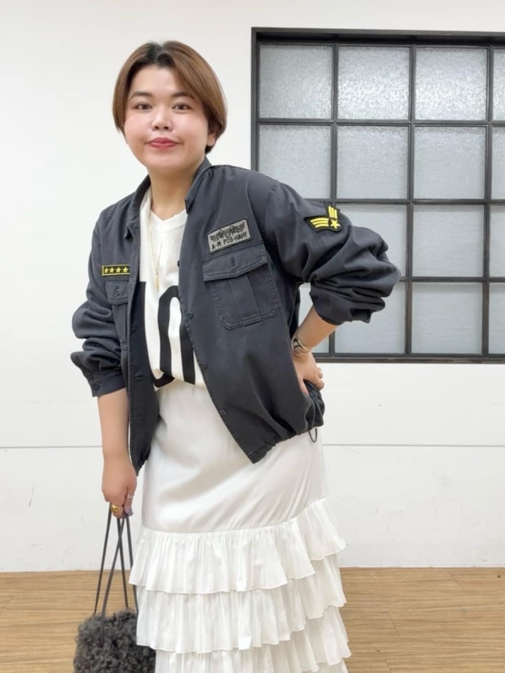 グレー系のシャツ/ブラウス、ホワイト系のTシャツ/カットソー、ホワイト系のスカートを着用したレディースの夏コーディネートの4枚目の写真