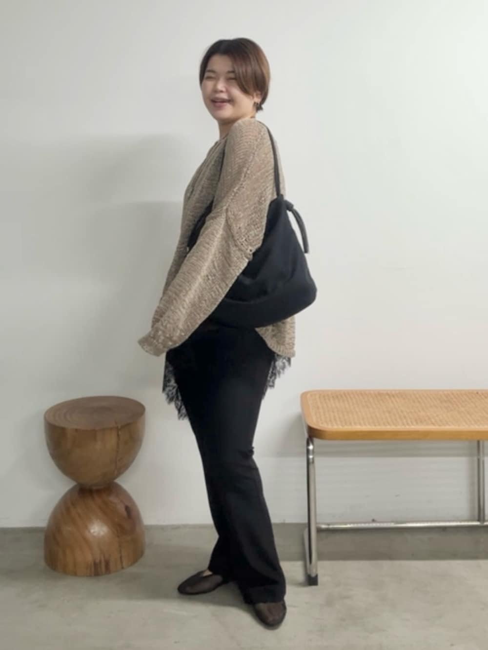 ブラウン系のニット/セーター、ブラック系のキャミソール、ブラック系のその他パンツを着用したレディースの春コーディネートの2枚目の写真