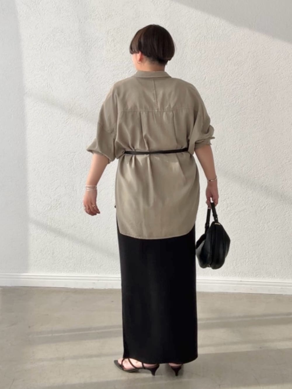 グリーン系のシャツ/ブラウス、ブラック系のワンピース、ブラック系のショルダーバッグを着用したレディースの春コーディネートの3枚目の写真