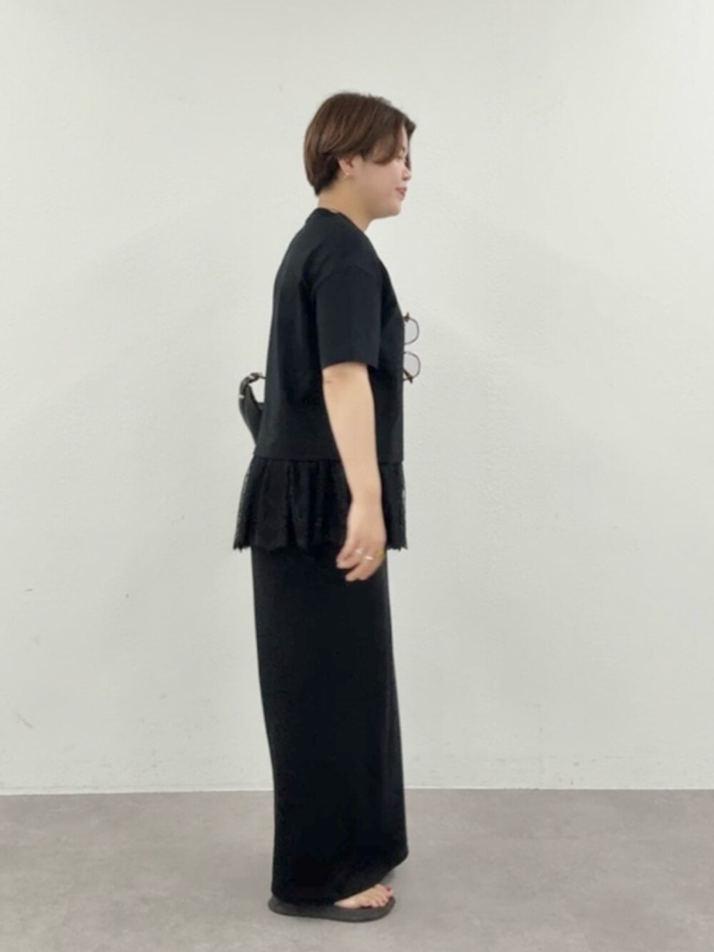 ブラック系のTシャツ/カットソー、ブラック系のワンピース、ブラック系のショルダーバッグを着用したレディースの夏コーディネートの3枚目の写真
