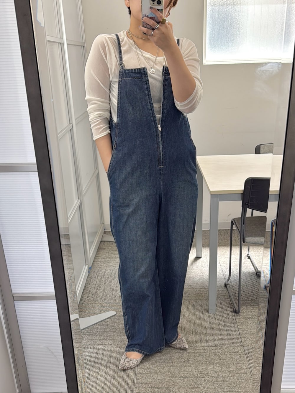 「デニム、デニムコーデ、サロペット、サロペットコーデ、ロンT、30代コーデ、30代、30代ファッション、アラサー、アラサーコーデ、アラフォー、アラフォーコーデ、カジュアル、カジュアルコーデ、きれいめカジュアル」｜「RIVE DROITEの【シーズンムード高まる】フロッキーチュールロンTee（Tシャツ/カットソー、ホワイト系）」を使った、asuka.kさん（レディース・161cm）の夏コーディネートの3枚目の写真