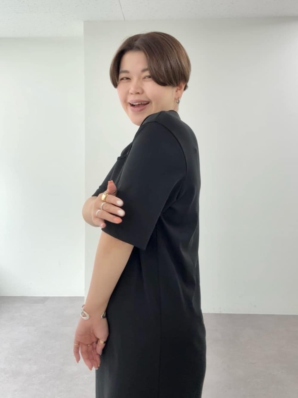 ブラック系のワンピースを着用したレディースの春コーディネートの5枚目の写真