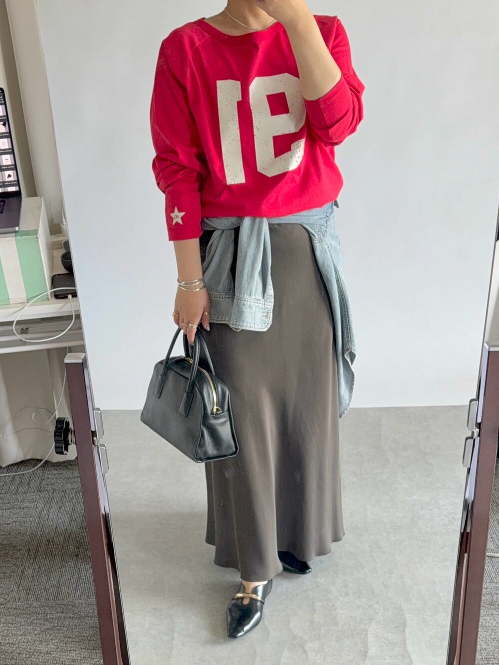 レッド系のTシャツ/カットソー、グレー系のスカート、ブルー系のシャツ/ブラウスを着用したレディースの夏コーディネートの2枚目の写真