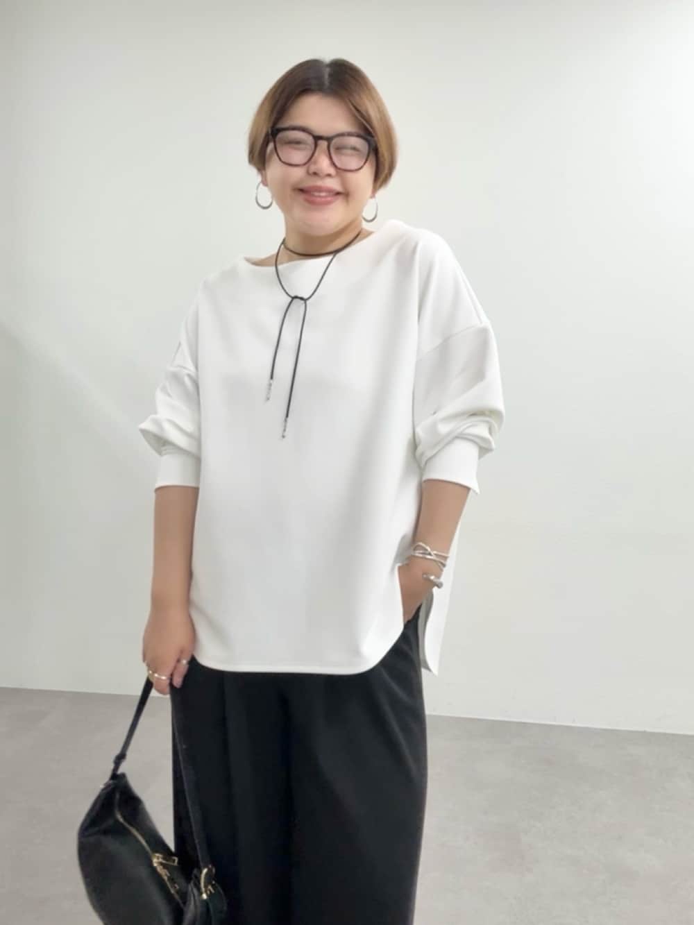 ホワイト系のTシャツ/カットソー、ブラック系のその他パンツを着用したレディースの夏コーディネートの4枚目の写真