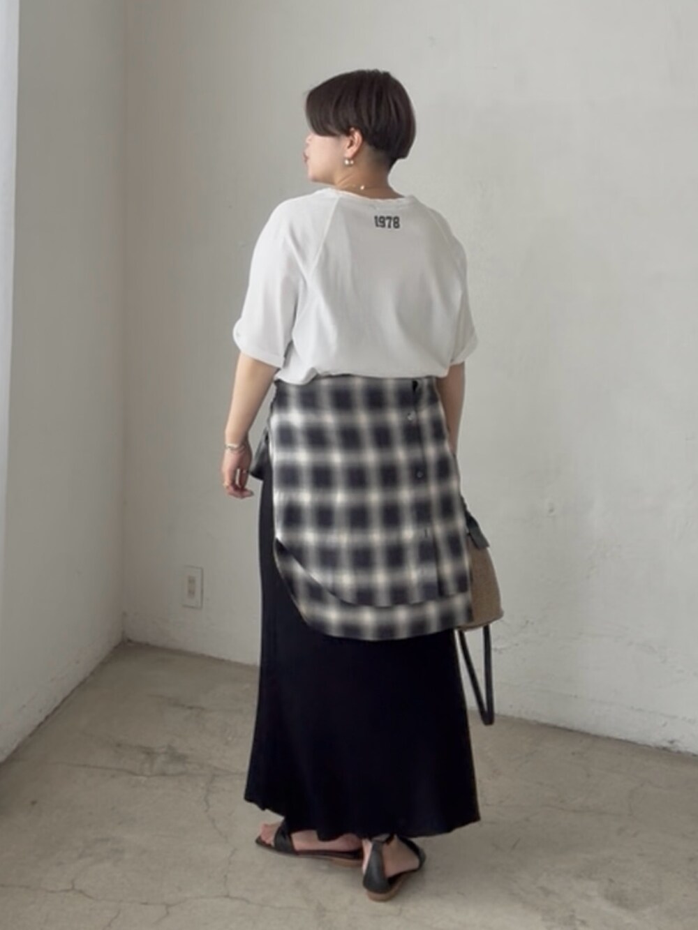 ホワイト系のTシャツ/カットソー、ブラック系のシャツ/ブラウス、ブラック系のスカートを着用したレディースの夏コーディネートの3枚目の写真
