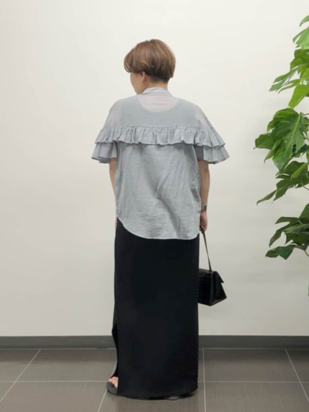 ブルー系のシャツ/ブラウス、ブラック系のワンピースを着用したレディースの夏コーディネートの3枚目の写真