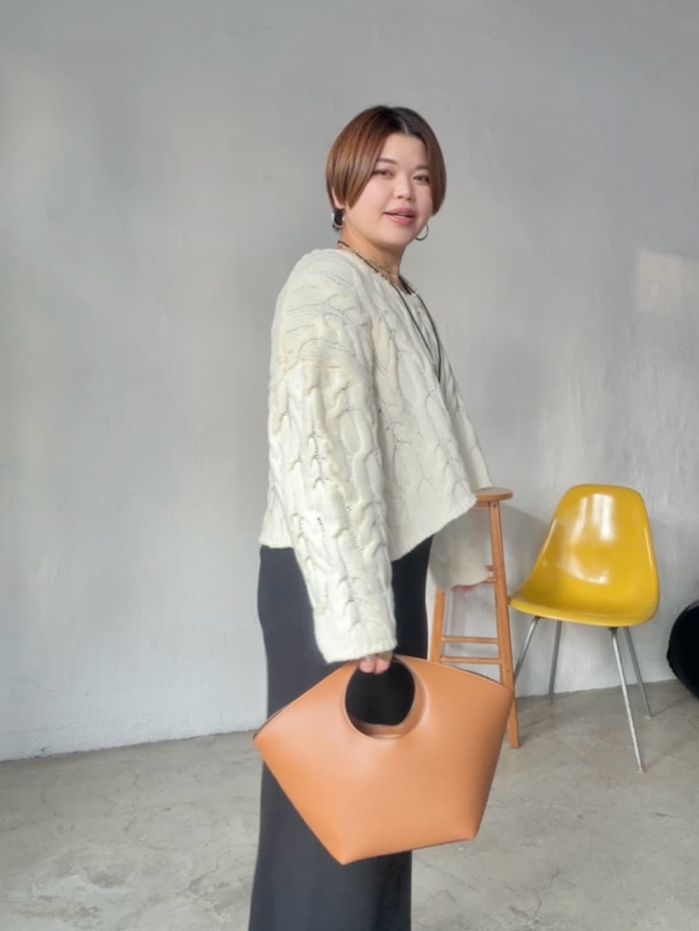 ホワイト系のニット/セーター、ブラック系のワンピースを着用したレディースの冬コーディネートの5枚目の写真