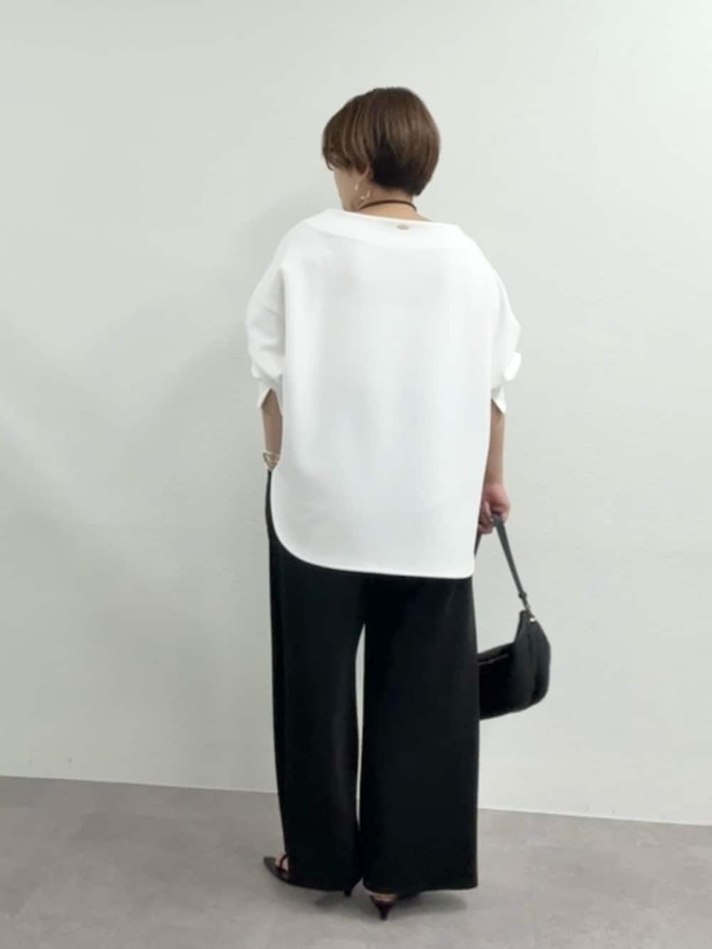 ホワイト系のTシャツ/カットソー、ブラック系のその他パンツを着用したレディースの夏コーディネートの3枚目の写真