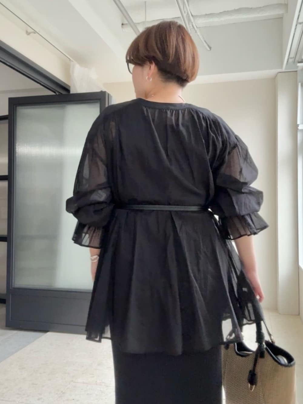 ブラック系のシャツ/ブラウス、ブラック系のワンピース、ブラック系のベルトを着用したレディースの春コーディネートの5枚目の写真
