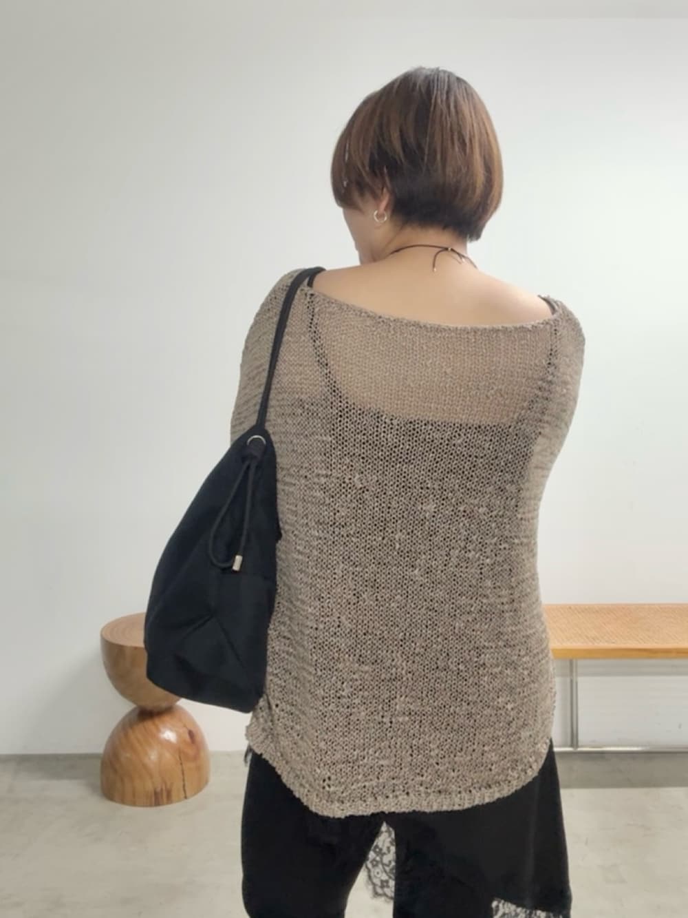 ブラウン系のニット/セーター、ブラック系のキャミソール、ブラック系のその他パンツを着用したレディースの春コーディネートの6枚目の写真