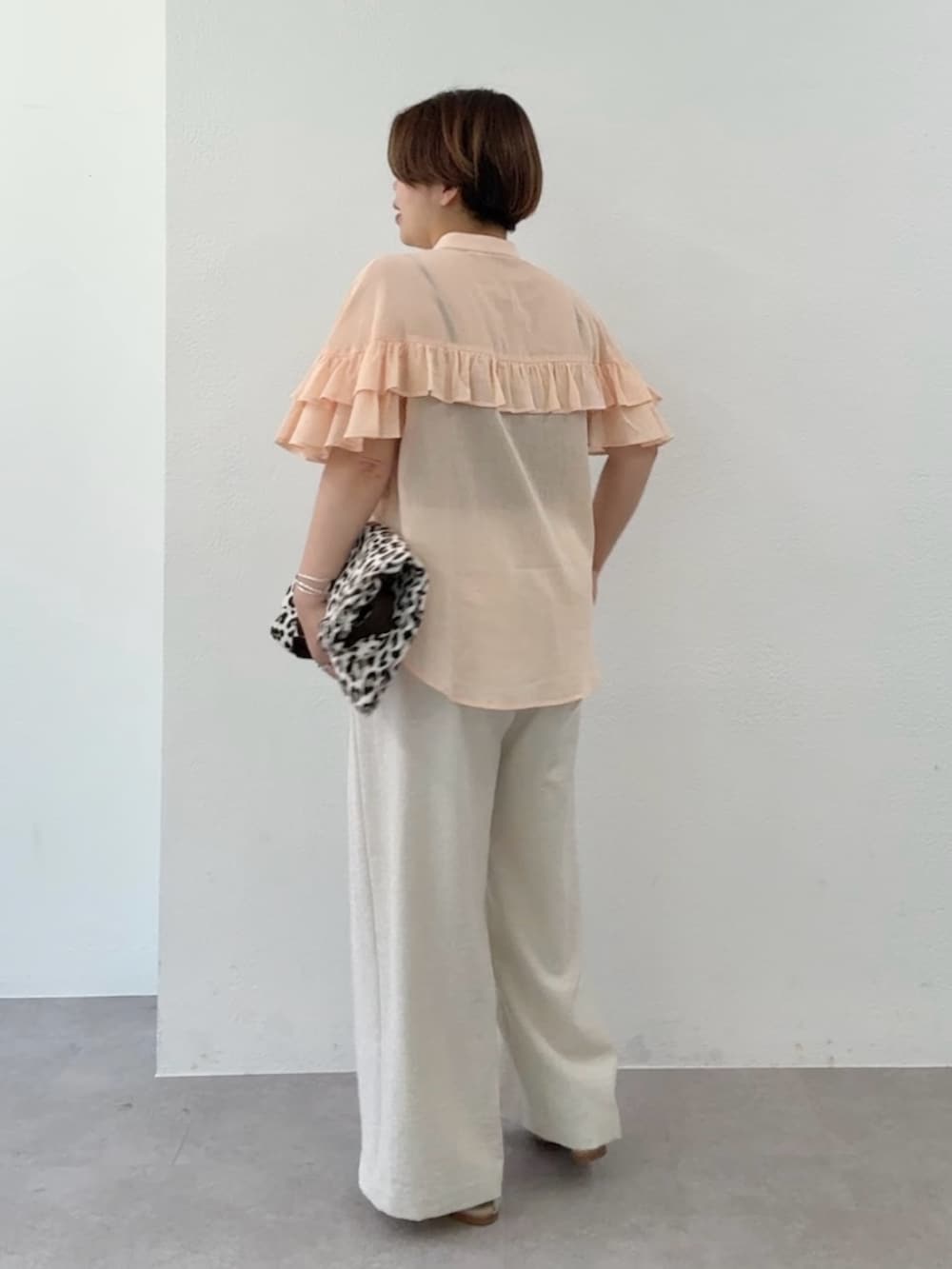 ピンク系のシャツ/ブラウス、ベージュ系のその他パンツ、ベージュ系のトートバッグを着用したレディースの春コーディネートの3枚目の写真