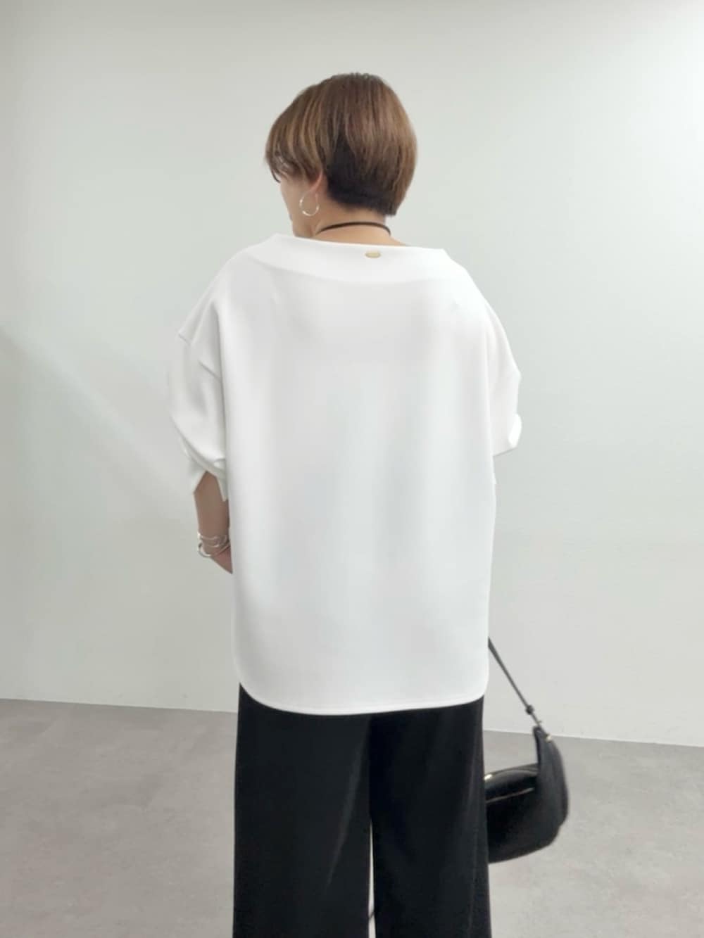 ホワイト系のTシャツ/カットソー、ブラック系のその他パンツを着用したレディースの夏コーディネートの6枚目の写真