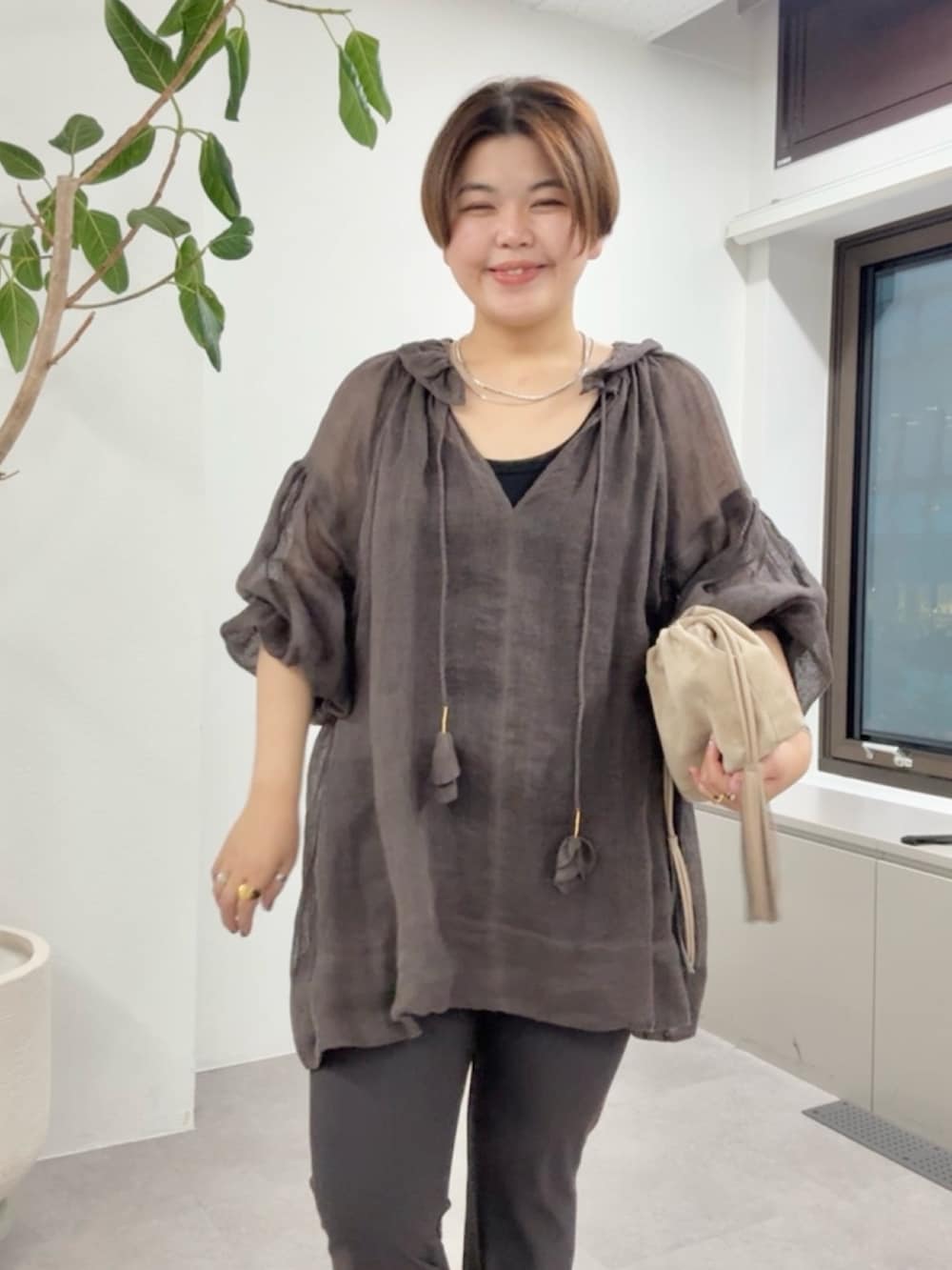 ブラウン系のその他パンツ、ブラウン系のシャツ/ブラウス、ベージュ系のショルダーバッグを着用したレディースの夏コーディネートの4枚目の写真