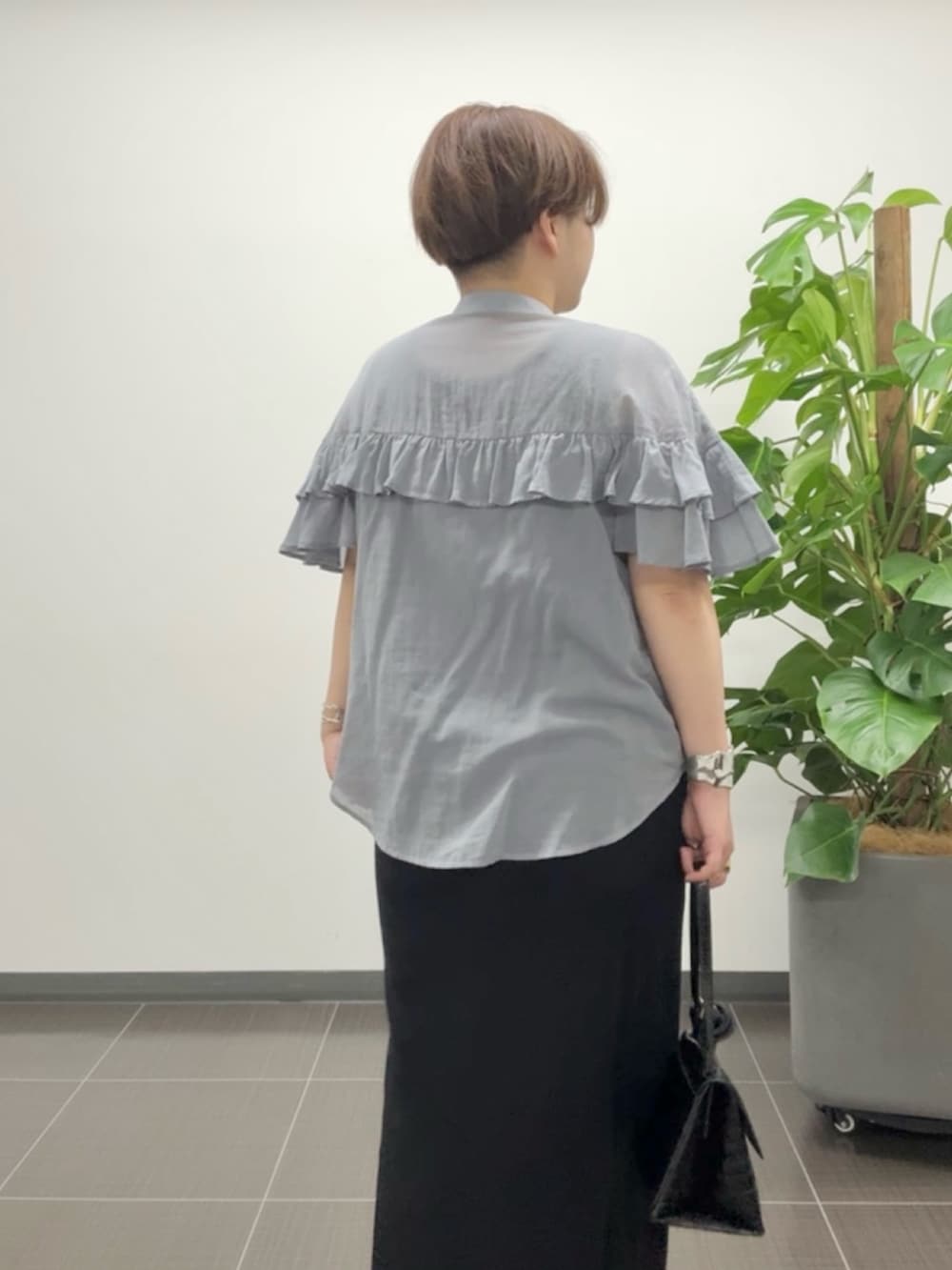 ブルー系のシャツ/ブラウス、ブラック系のワンピースを着用したレディースの夏コーディネートの5枚目の写真