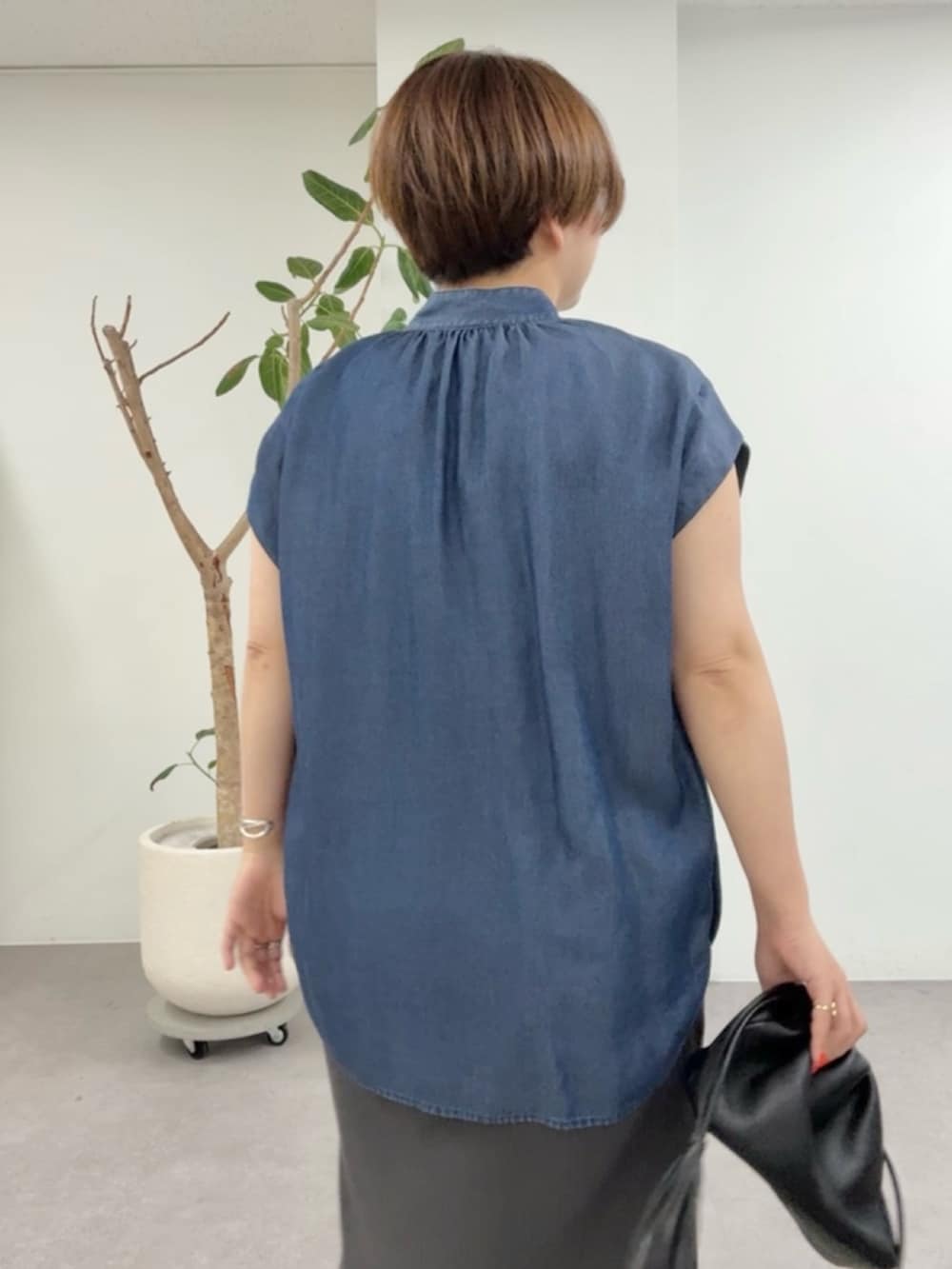 ブルー系のシャツ/ブラウス、グレー系のワンピース、ブラック系のショルダーバッグを着用したレディースの夏コーディネートの6枚目の写真