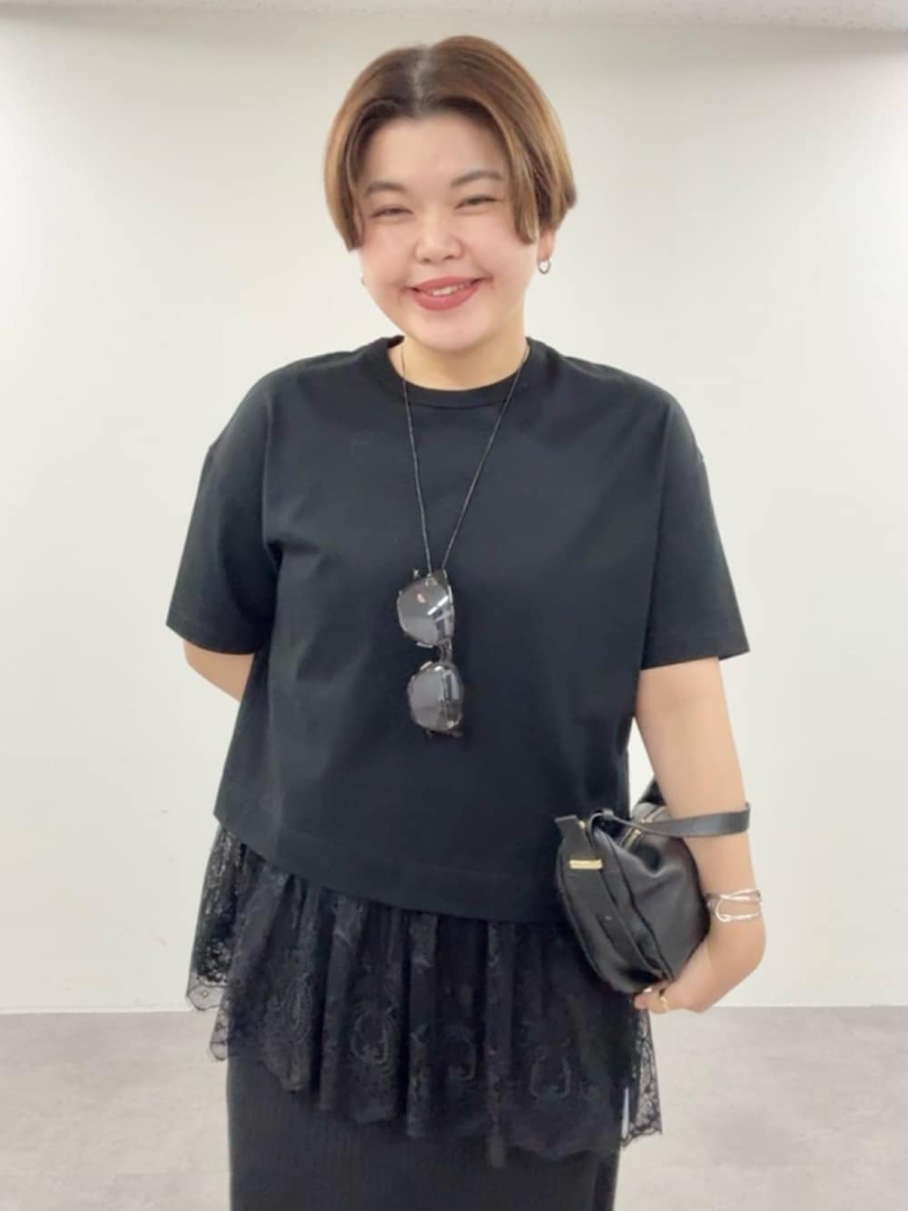 ブラック系のTシャツ/カットソー、ブラック系のワンピース、ブラック系のショルダーバッグを着用したレディースの夏コーディネートの4枚目の写真