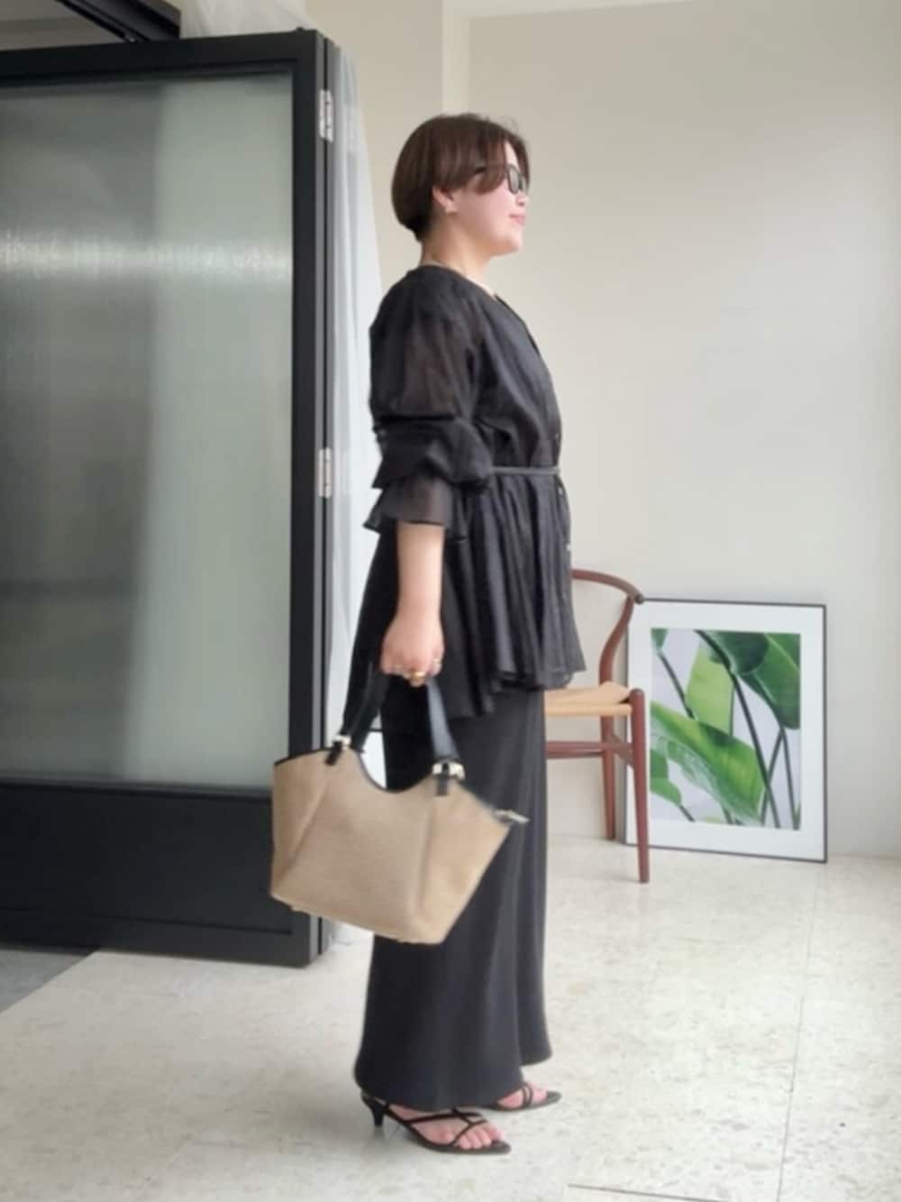ブラック系のシャツ/ブラウス、ブラック系のワンピース、ブラック系のベルトを着用したレディースの春コーディネートの2枚目の写真
