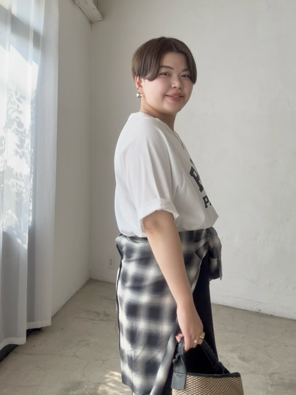 ホワイト系のTシャツ/カットソー、ブラック系のシャツ/ブラウス、ブラック系のスカートを着用したレディースの夏コーディネートの5枚目の写真