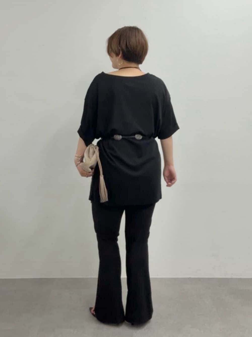 ブラック系のTシャツ/カットソー、ベージュ系のショルダーバッグ、ブラック系のその他パンツを着用したレディースの夏コーディネートの3枚目の写真