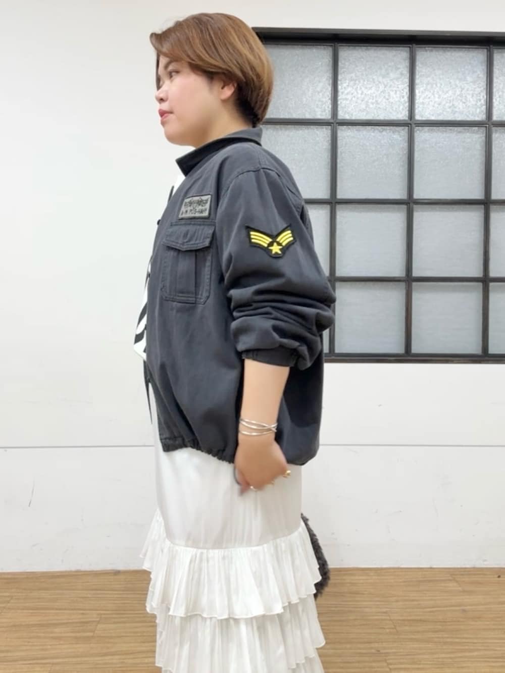 グレー系のシャツ/ブラウス、ホワイト系のTシャツ/カットソー、ホワイト系のスカートを着用したレディースの夏コーディネートの5枚目の写真